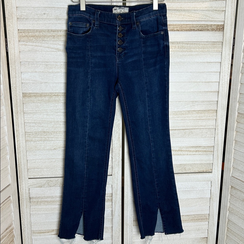Free People Women’s Button Fly Dark Wash Cropped Jeans. Size 26